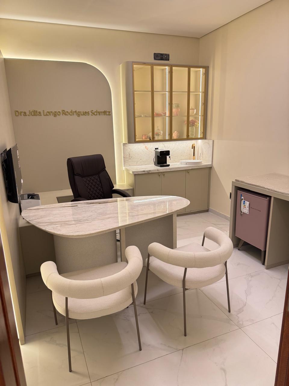 Consultorio da Curae Sante com mesa de atendimento